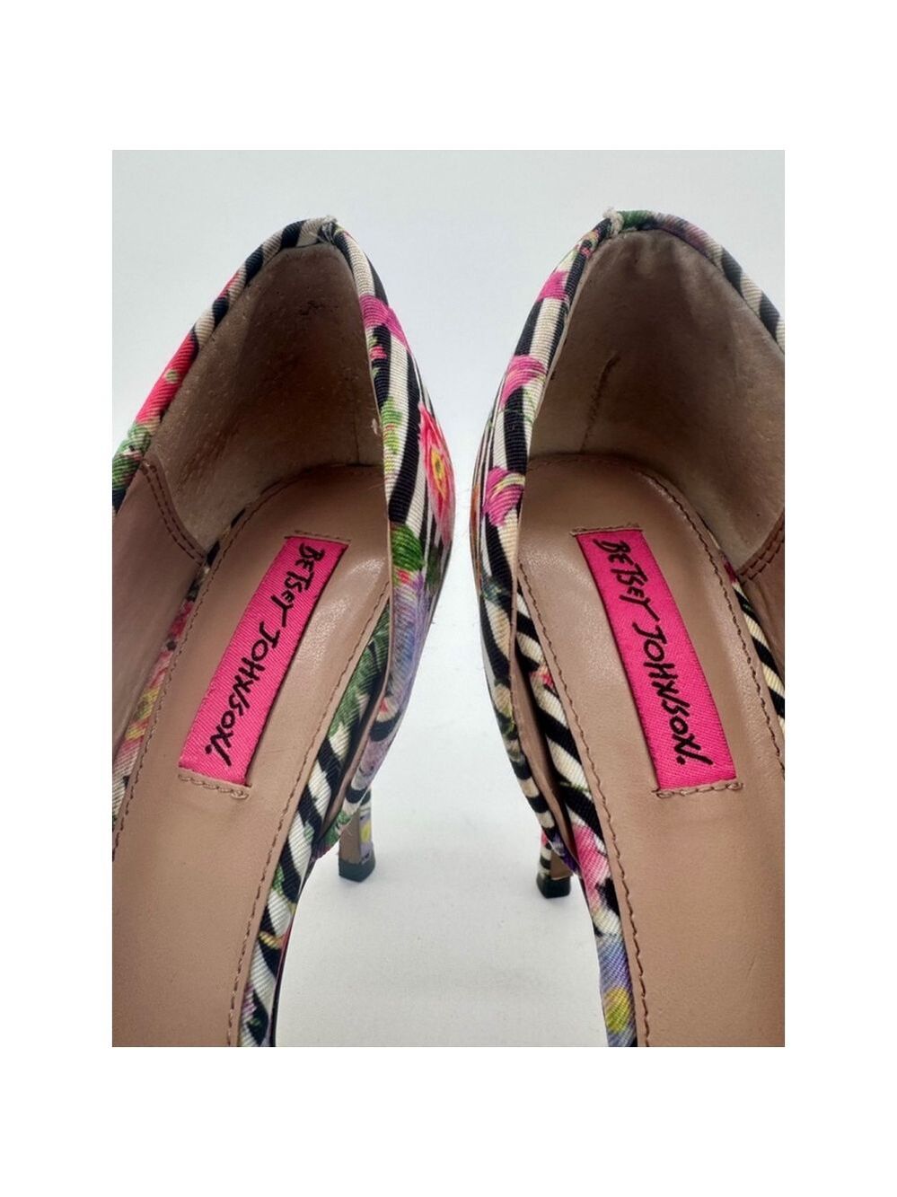 Women's Betsey Johnson Heels Size 8.5 Size Floral Black White Stripes - Picture 4 of 11